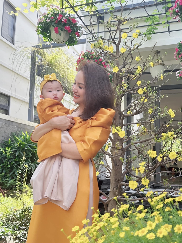 Làm mẹ lần 2 sau 13 năm với chồng mới, Vân Hugo sống viên mãn với gia đình nhỏ trong ngôi nhà hoa hồng-6