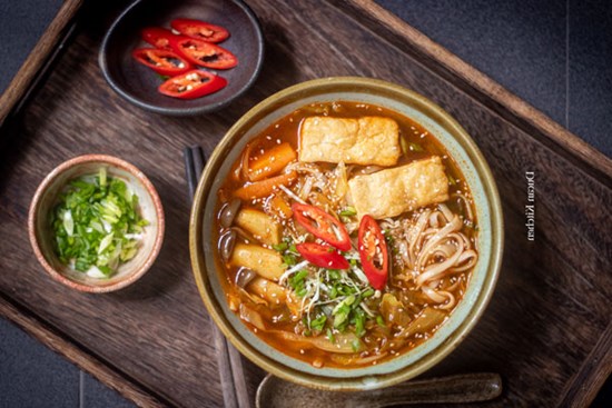 Nấu mì cà ri trứng nhanh gọn cho bữa sáng