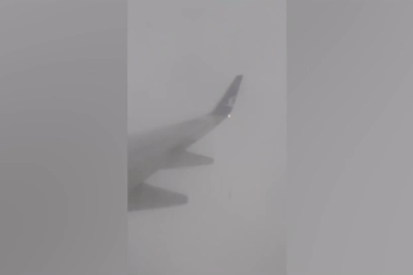 Đang chạy trên đường, ô tô bất ngờ bị sét đánh, bốc khói nghi ngút-1