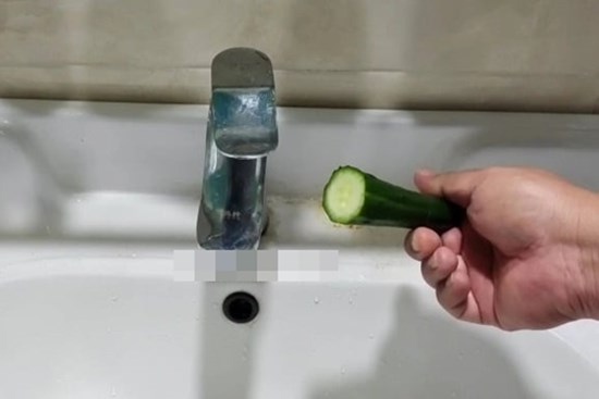 Đầu dưa chuột tưởng vứt đi nhưng lại là bảo bối, bạn sẽ tiếc vì không biết mẹo này sớm hơn