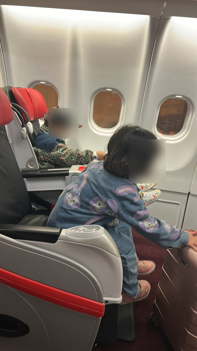 Thực hư thông tin cán bộ hải quan gây áp lực, yêu cầu khách ‘xuống máy bay xóa bài Facebook’-1