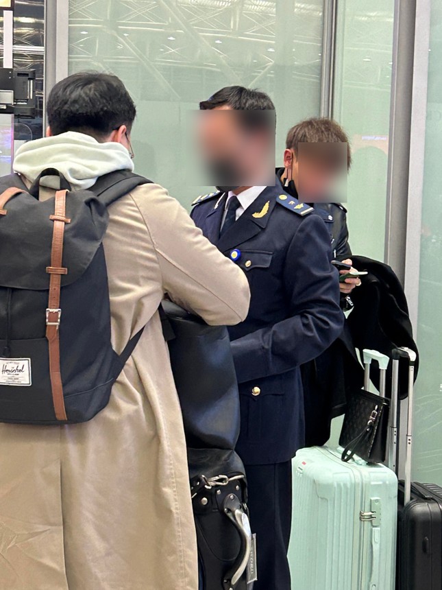 Thực hư thông tin cán bộ hải quan gây áp lực, yêu cầu khách ‘xuống máy bay xóa bài Facebook’-2