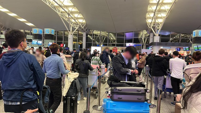 Thực hư thông tin cán bộ hải quan gây áp lực, yêu cầu khách ‘xuống máy bay xóa bài Facebook’-3