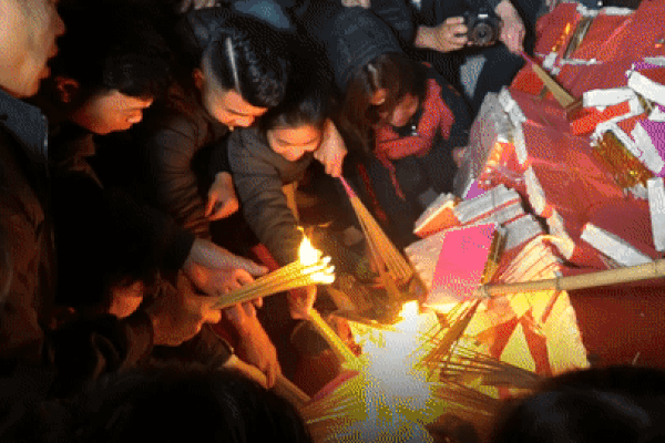 Người người chen chúc chui kiệu cầu may tại lễ hội Đền Và-24