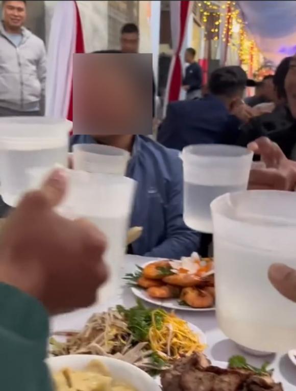 Xôn xao hình ảnh uống rượu bằng ca tại đám cưới ở Bắc Giang, dân mạng cảm thán: Khoa hồi sức cấp cứu sẵn sàng-1