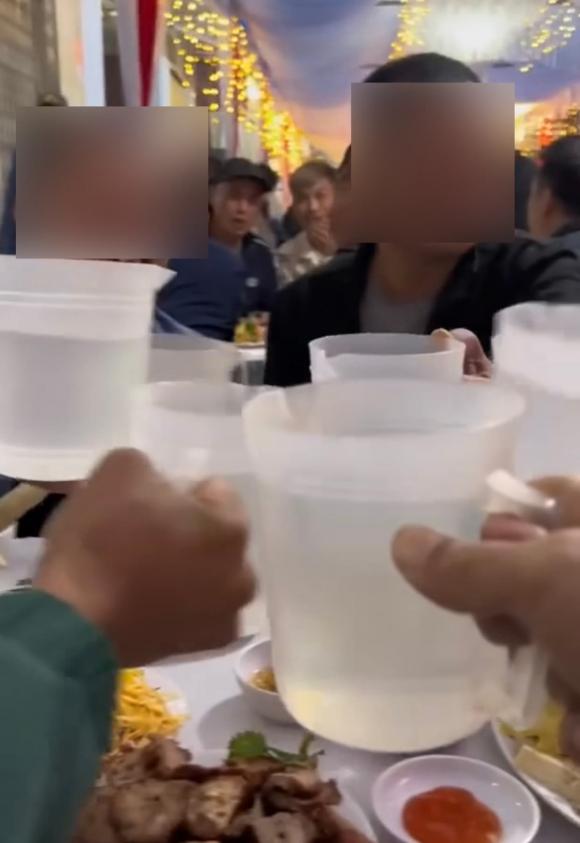 Xôn xao hình ảnh uống rượu bằng ca tại đám cưới ở Bắc Giang, dân mạng cảm thán: Khoa hồi sức cấp cứu sẵn sàng-2