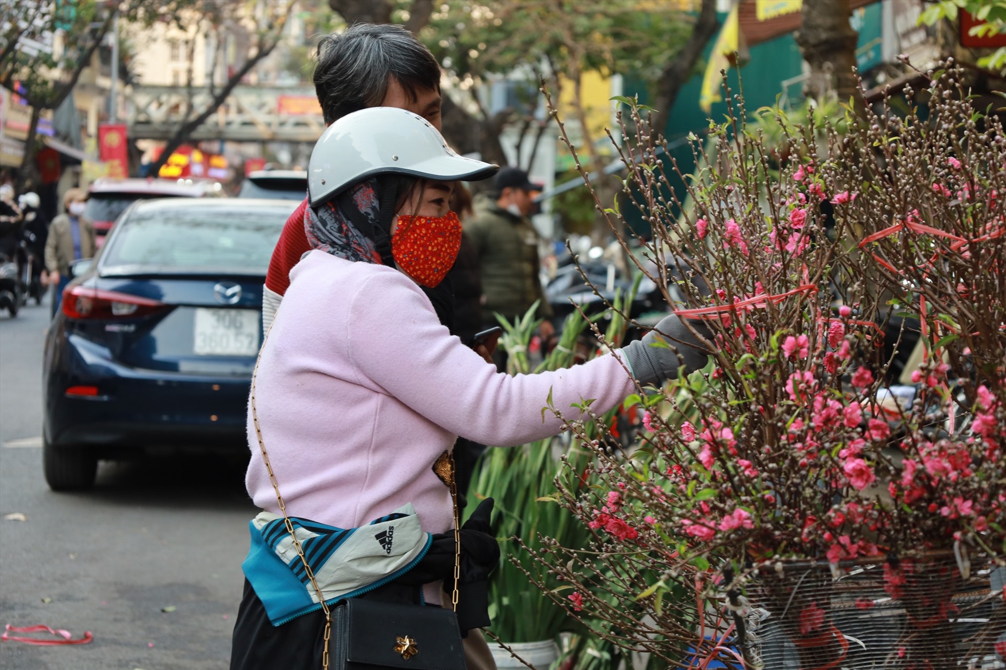 Đào cuối vụ, hoa bưởi đắt khách dịp Rằm tháng Giêng-1