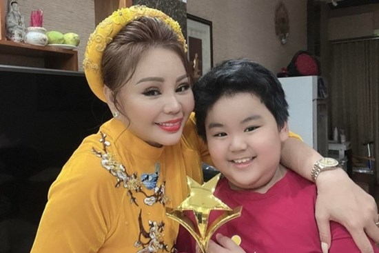 Con trai út quốc tịch Úc của Lê Giang được mẹ cưng chiều, càng lớn càng tình cảm