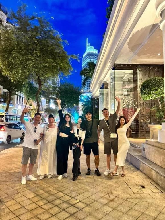 Lần đầu livestream với em chồng tương lai, Yến Xuân phản ứng bất ngờ khi bố Đặng Văn Lâm vào xem-8