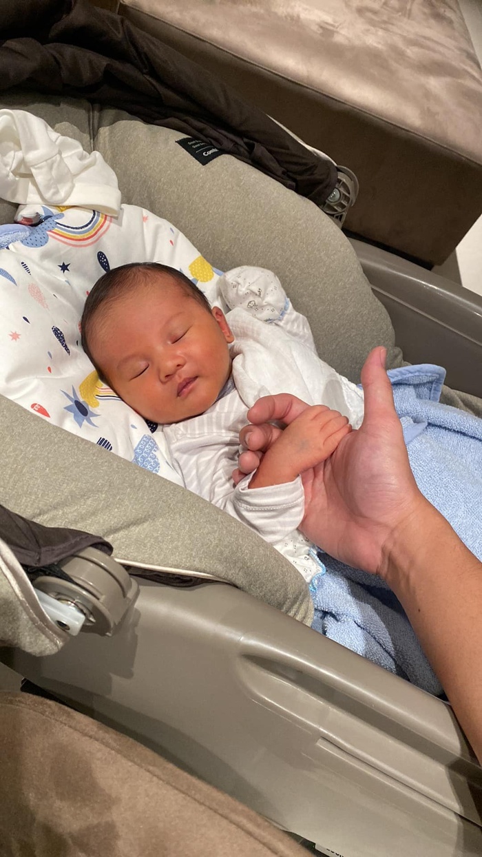 Ông xã MC Thu Hoài: Ra ngoài hô mưa gọi gió, về nhà chẳng ngại chăm con-3