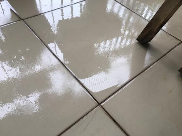 Dân mạng chia sẻ loạt ảnh tố cáo thời tiết nồm ẩm: Nước đọng trên gương, cửa kính, sàn nhà... ở đâu cũng thấy ướt-2