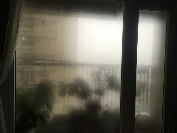 Dân mạng chia sẻ loạt ảnh tố cáo thời tiết nồm ẩm: Nước đọng trên gương, cửa kính, sàn nhà... ở đâu cũng thấy ướt-3