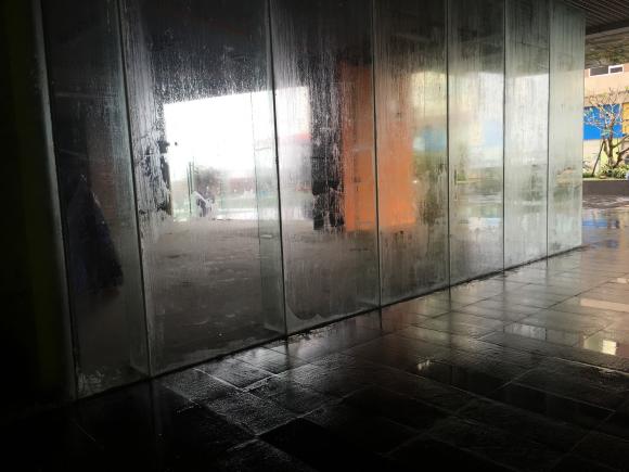 Dân mạng chia sẻ loạt ảnh tố cáo thời tiết nồm ẩm: Nước đọng trên gương, cửa kính, sàn nhà... ở đâu cũng thấy ướt-4