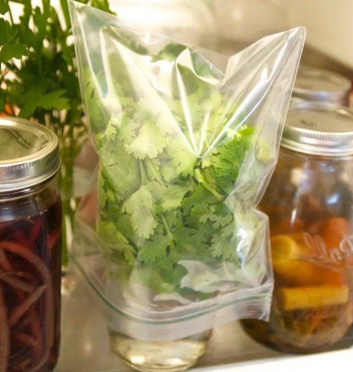 Rau mùi mua về nhanh thối hỏng: Làm theo cách này để 3 tháng rau vẫn tươi, nấu gì cũng ngon-1