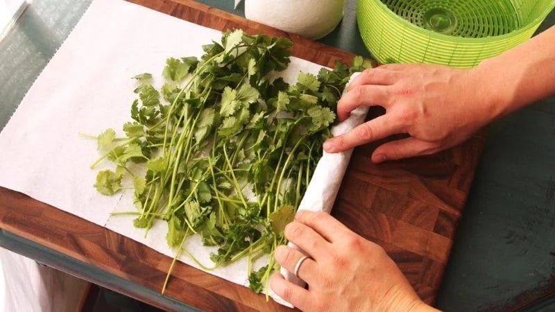 Rau mùi mua về nhanh thối hỏng: Làm theo cách này để 3 tháng rau vẫn tươi, nấu gì cũng ngon-2