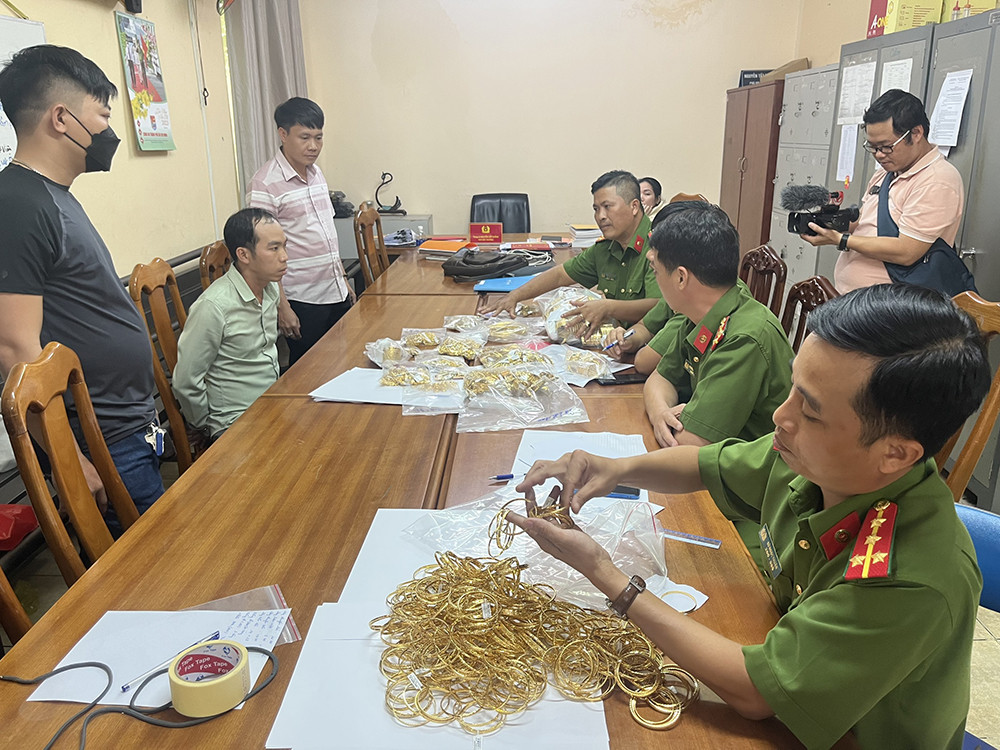 Kẻ trộm tiệm vàng 4,5 tỷ khai, để cung phụng tiền cho tình nhân-1