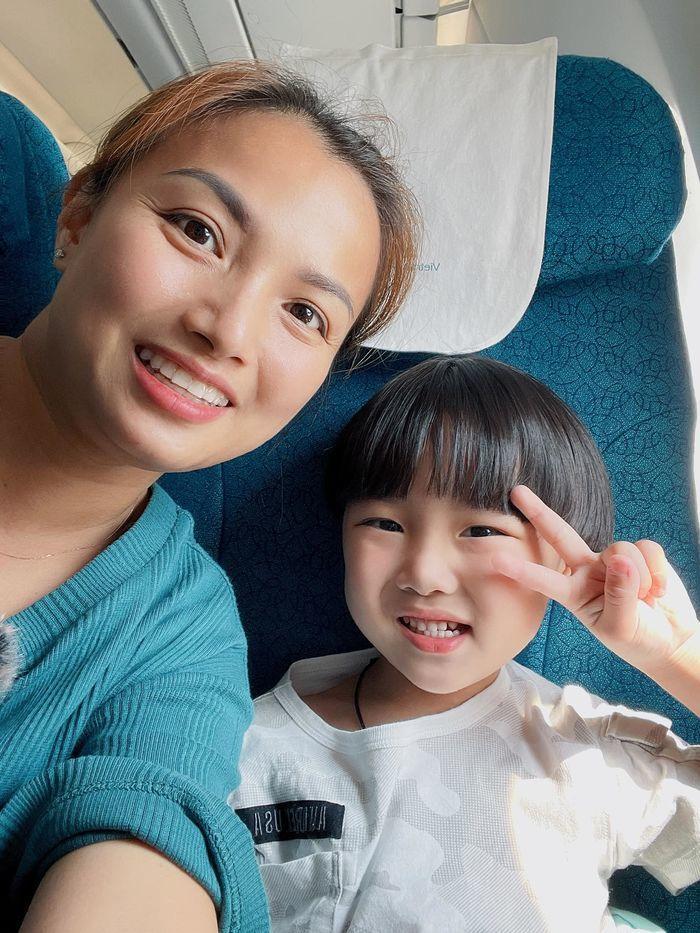 Quỳnh Trần JP gây choáng, cầm cả trăm triệu đi lì xì nhân viên-4