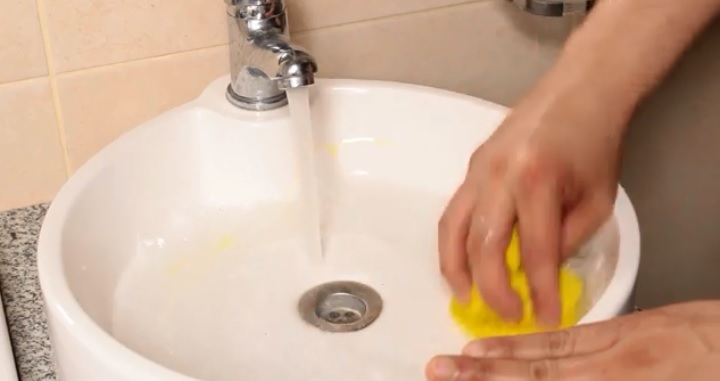 Bồn rửa mặt ố vàng sẽ sạch bong kin kít chỉ bằng những món đồ có ngay trong bếp-1