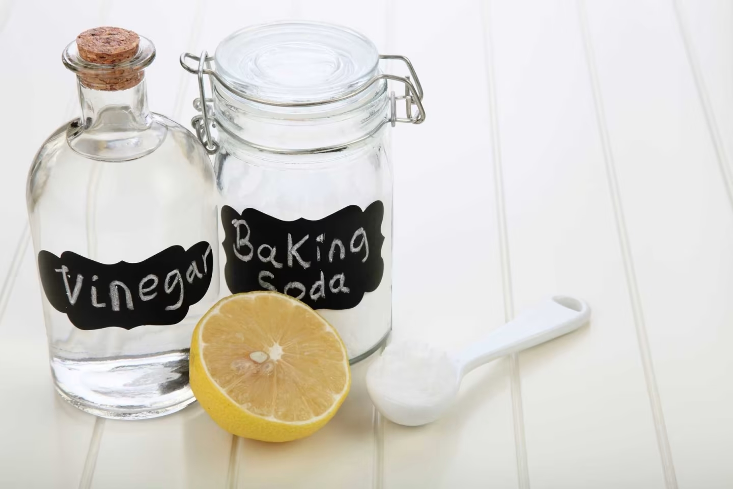 Bồn rửa mặt ố vàng sẽ sạch bong kin kít chỉ bằng những món đồ có ngay trong bếp-3