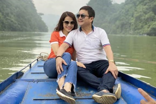 NSƯT Chí Trung ngày càng trẻ từ khi yêu doanh nhân kém 18 tuổi-10