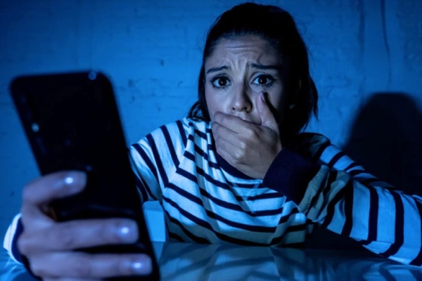 Lướt mạng 14 tiếng/ngày, cô gái phải ngồi xe lăn-2