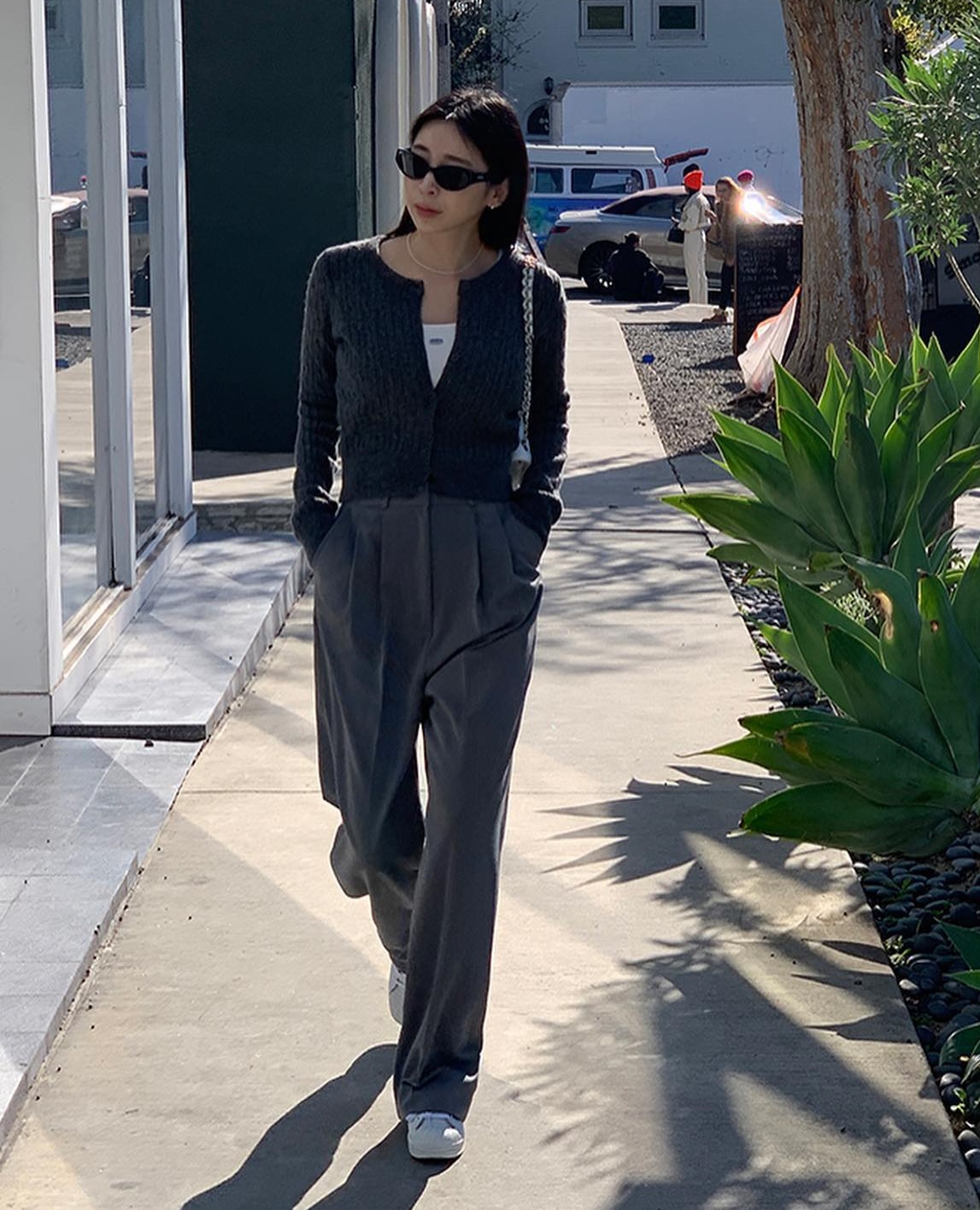 10 set đồ tối màu giúp bạn mặc đẹp trong ngày mưa nồm-10