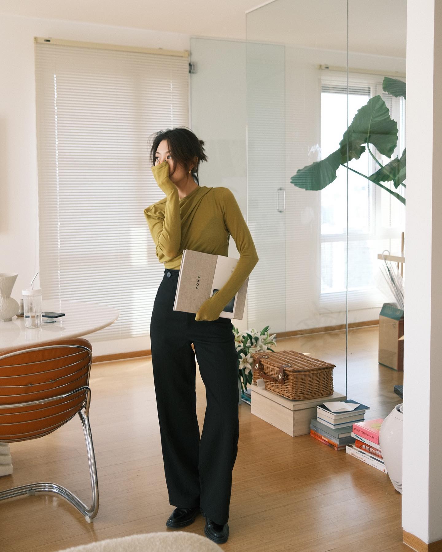 10 set đồ tối màu giúp bạn mặc đẹp trong ngày mưa nồm-3