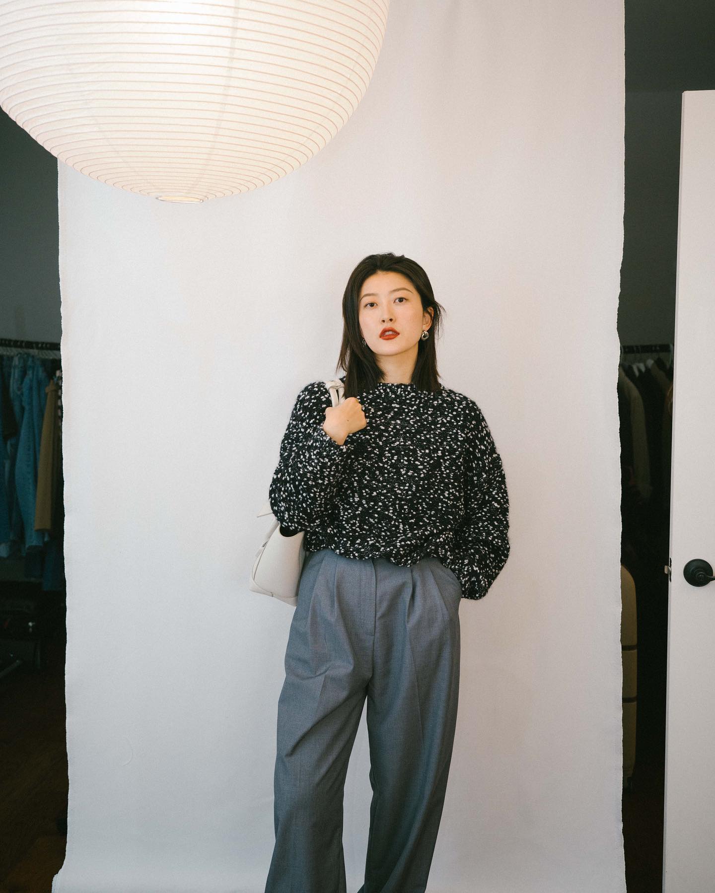 10 set đồ tối màu giúp bạn mặc đẹp trong ngày mưa nồm-4