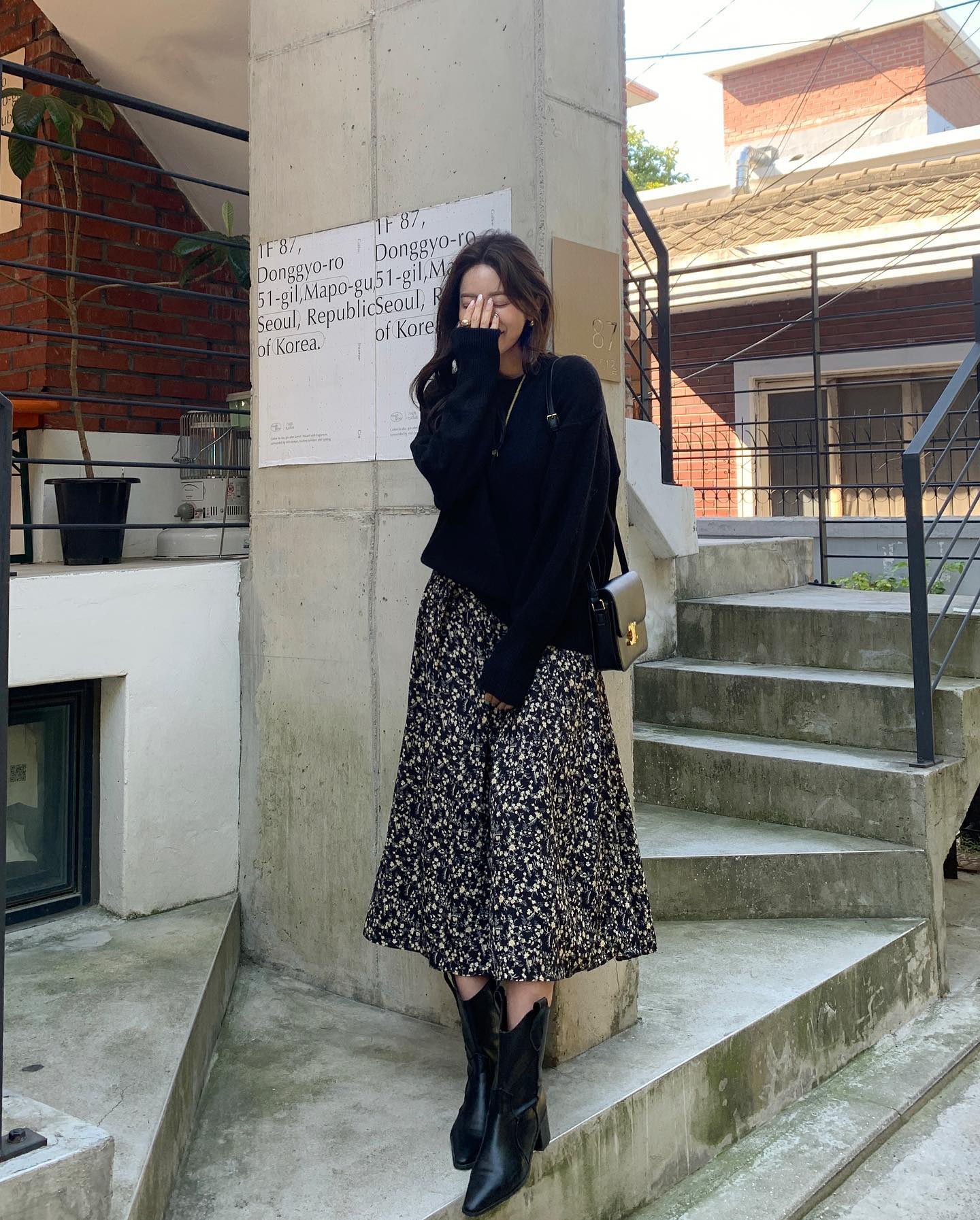 10 set đồ tối màu giúp bạn mặc đẹp trong ngày mưa nồm-6