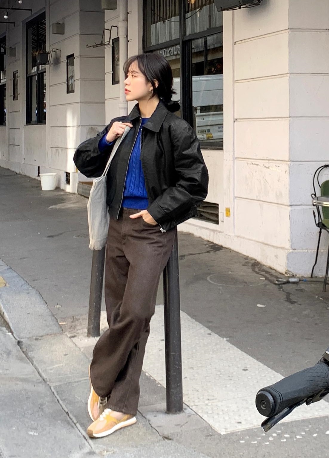 10 set đồ tối màu giúp bạn mặc đẹp trong ngày mưa nồm-7