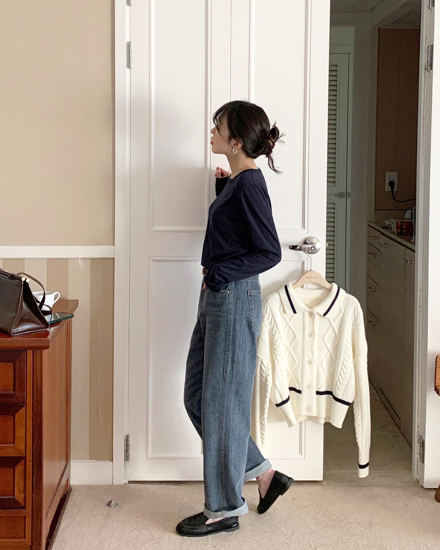 10 set đồ tối màu giúp bạn mặc đẹp trong ngày mưa nồm-8