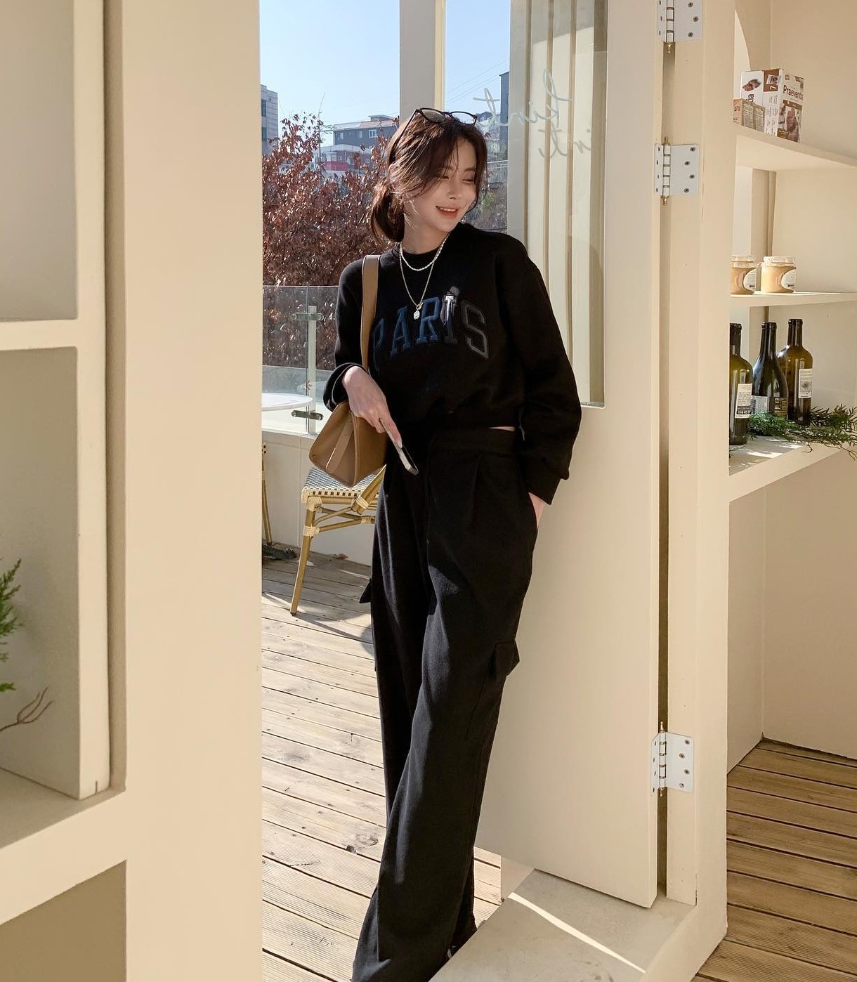 10 set đồ tối màu giúp bạn mặc đẹp trong ngày mưa nồm-9