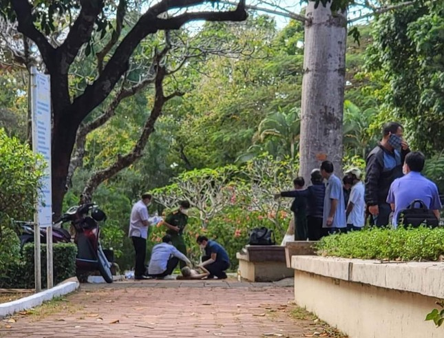 Phát hiện người đàn ông tử vong dưới gốc cây, cạnh đài liệt sĩ-1