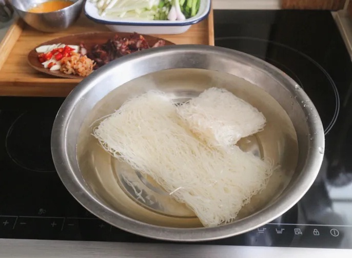 Bữa sáng làm bún xào cả nhà ăn vừa lạ miệng lại đủ chất!-1