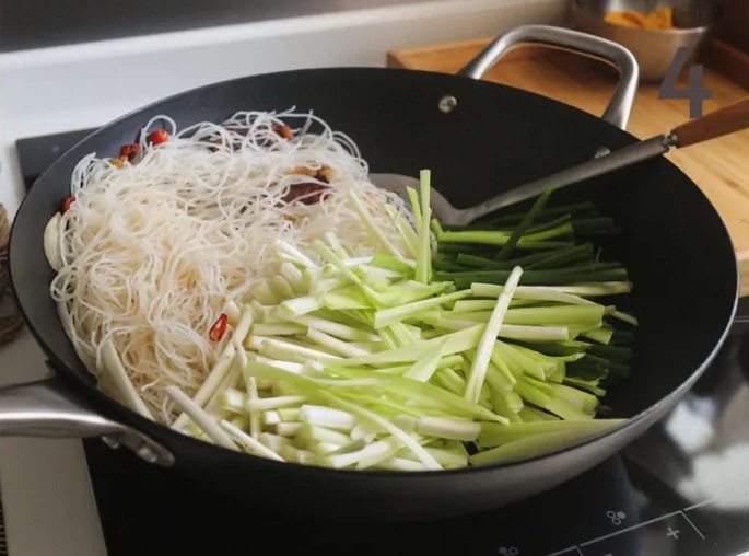 Bữa sáng làm bún xào cả nhà ăn vừa lạ miệng lại đủ chất!-5