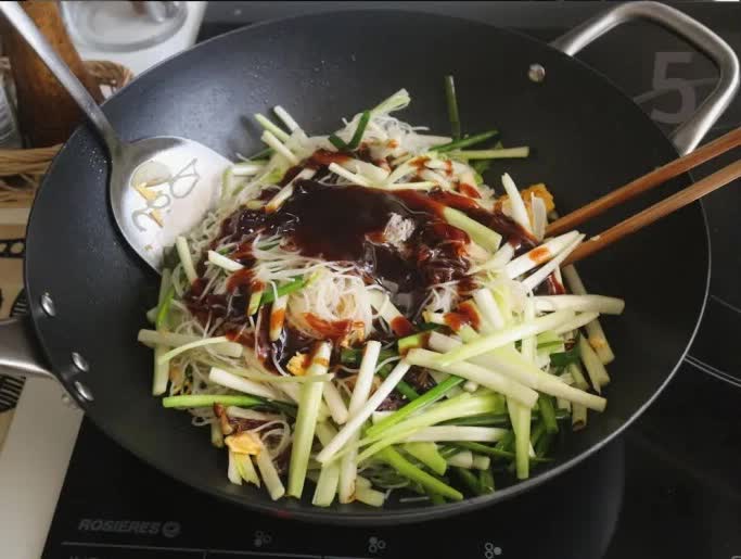 Bữa sáng làm bún xào cả nhà ăn vừa lạ miệng lại đủ chất!-6