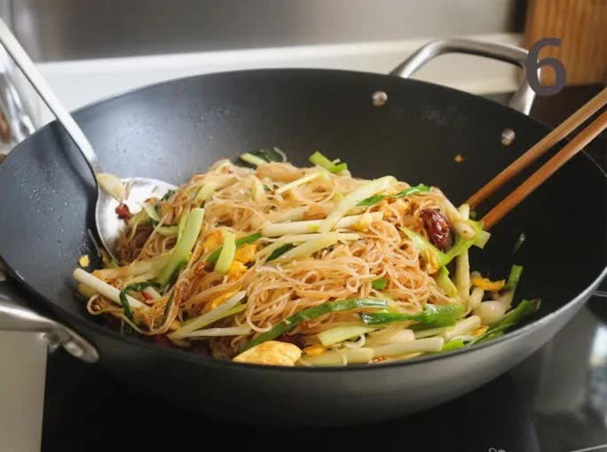 Bữa sáng làm bún xào cả nhà ăn vừa lạ miệng lại đủ chất!-7