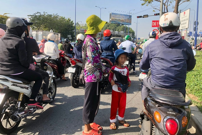 Tái diễn nạn ăn xin trên đường phố: Tình thương cần đặt đúng chỗ-1