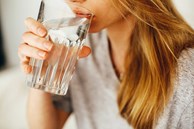 Con người có thể duy trì sự sống trong bao lâu nếu chỉ uống nước mà không ăn?