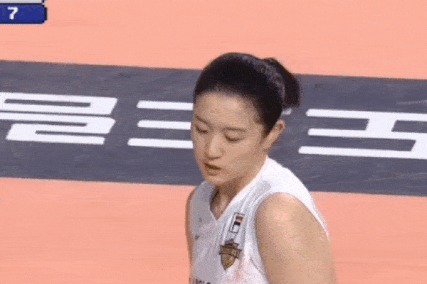 Nữ VĐV bóng chuyền Hàn Quốc ăn mừng bằng điệu nhảy 'See tình'