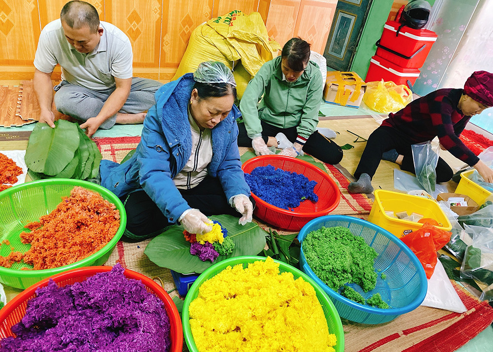 Cận Rằm tháng Giêng, ngày chốt bán hết 3 tấn xôi ngũ sắc-4