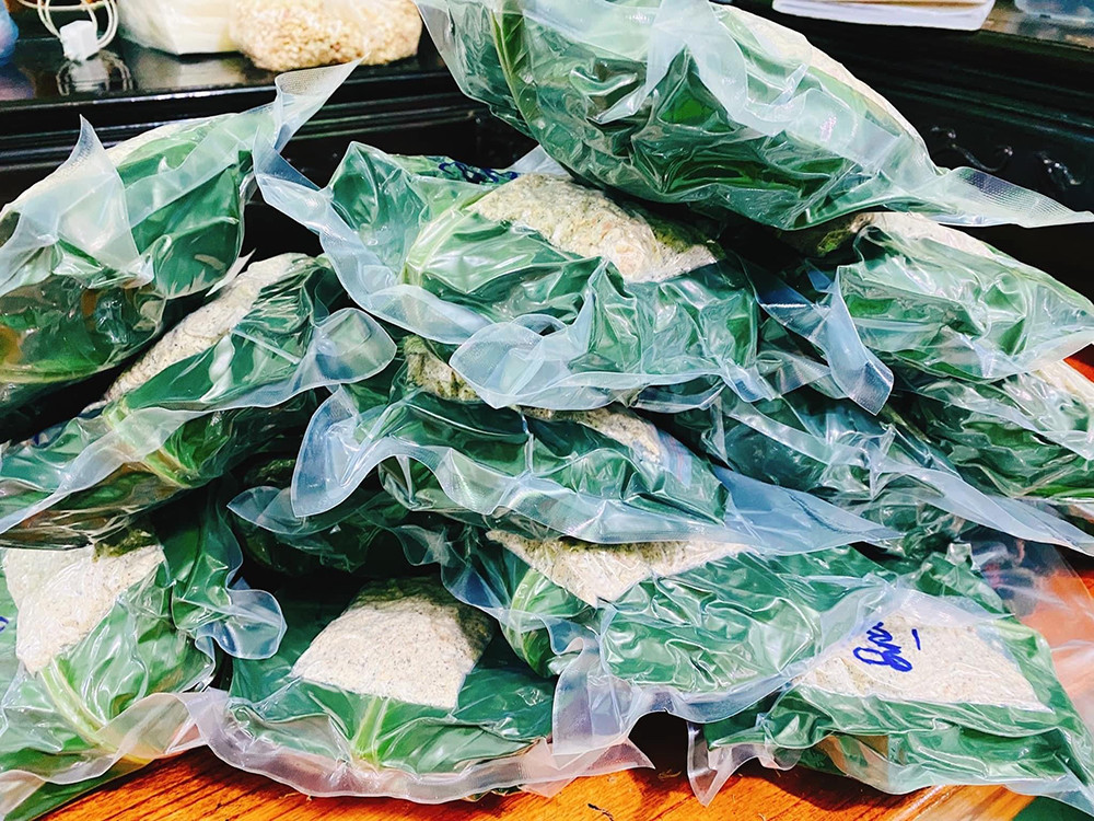 Cận Rằm tháng Giêng, ngày chốt bán hết 3 tấn xôi ngũ sắc-5