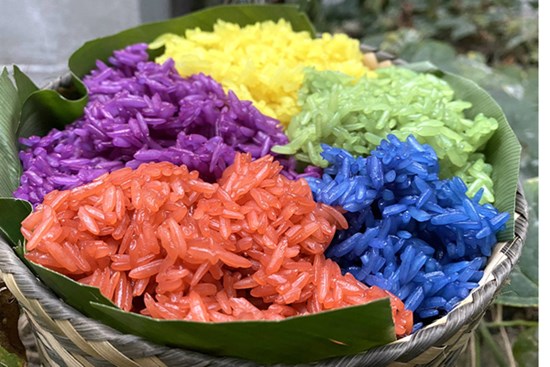 Cận Rằm tháng Giêng, ngày chốt bán hết 3 tấn xôi ngũ sắc