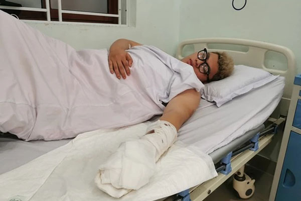 2 thanh niên đâm người đi đường suýt chết vì nghĩ bị nhìn đểu-2