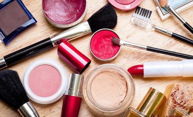 Không chỉ nhà cửa ẩm ướt, mỹ phẩm cũng mốc meo vì trời nồm-1