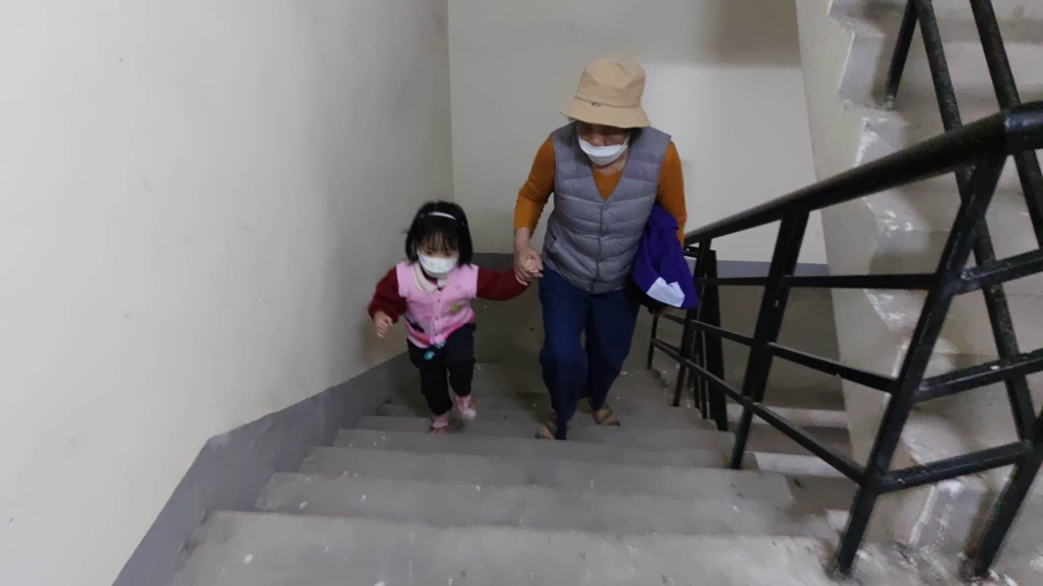 Vụ cháy ở chung cư đông dân nhất Hà Nội: 3 lượt, gia đình tôi đi bộ gần 90 tầng-2