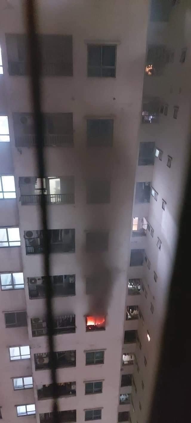 Vụ cháy ở chung cư đông dân nhất Hà Nội: 3 lượt, gia đình tôi đi bộ gần 90 tầng-4