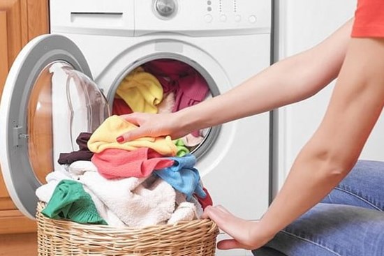 Nhà không có máy sấy quần áo, giặt xong làm việc này ngay để đồ nhanh khô, bất chấp trời nồm ẩm