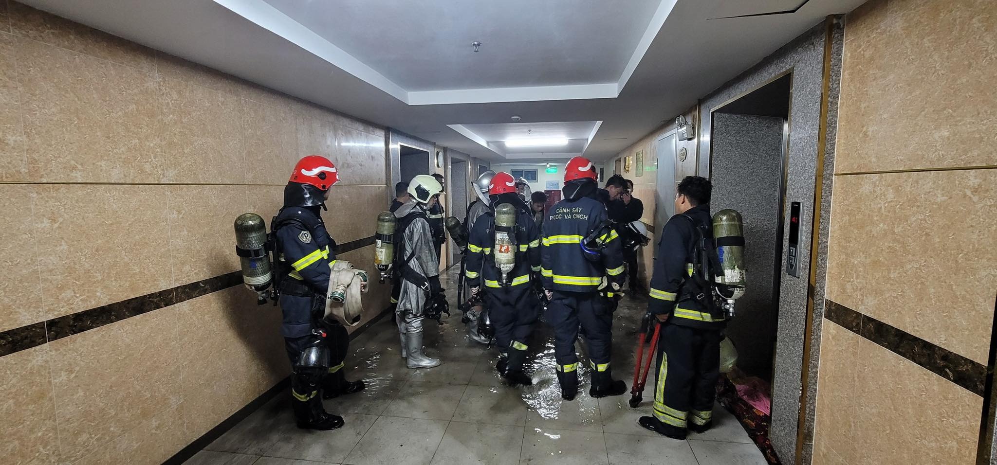 Vụ cháy ở chung cư đông dân nhất Hà Nội: 3 lượt, gia đình tôi đi bộ gần 90 tầng-5