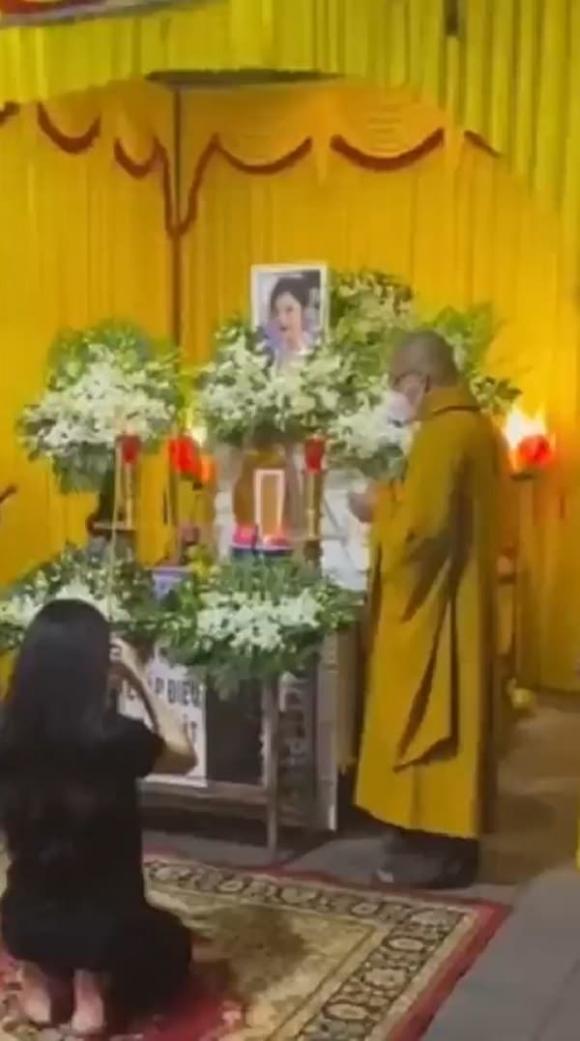 Tang lễ hot TikToker Bích Tuyền, nhiều bạn bè đau buồn đến viếng-2